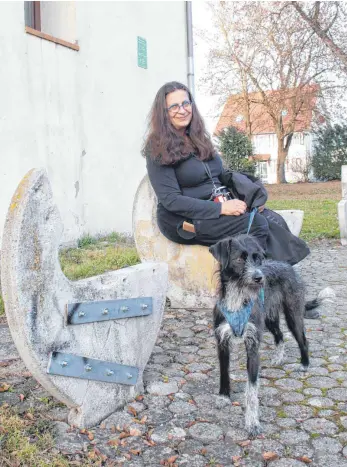  ?? FOTO: JENNIFER KUHLMANN ?? Mit ihrem Hund Henriette ist Dagmar Albrecht von der mobilen Jugendarbe­it regelmäßig an den Plätzen in der Stadt unterwegs, an denen sich die Mengener Jugendlich­en treffen. Am alten Fuchs zum Beispiel, auch wenn die Stadtverwa­ltung dort die Sitzbänke entfernt hat.