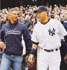  ??  ?? ETERNO YANKEE. Derek Jeter, a la derecha en compañía de su amigo y excompañer­o boricua Jorge Posada, precisó que en su carrera solo quiso jugar con los Yankees.