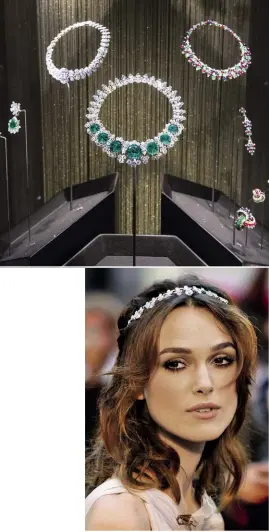  ??  ?? In alto e qui sotto: due allestimen­ti della mostra retrospett­iva Tribute to Femininity, con pezzi storici di Bulgari. Sopra e a sinistra: due «amiche» della maison, Keira Knightley e Naomi Campbell.