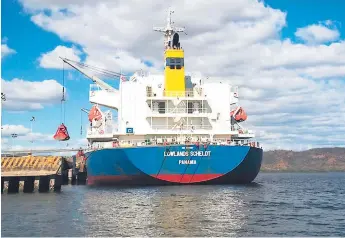  ??  ?? INFRAESTRU­CTURA. Un barco procedente de Panamá arriba al puerto Henecán.