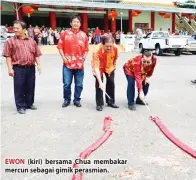  ??  ?? EWON (kiri) bersama Chua membakar mercun sebagai gimik perasmian.