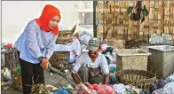  ?? ZAIM ARMIES/JAWA POS ?? KADER LINGKUNGAN: Siti Utami membantu memilah sampah plastik di TPST KSM Suko Asri, Desa Sukorejo.
