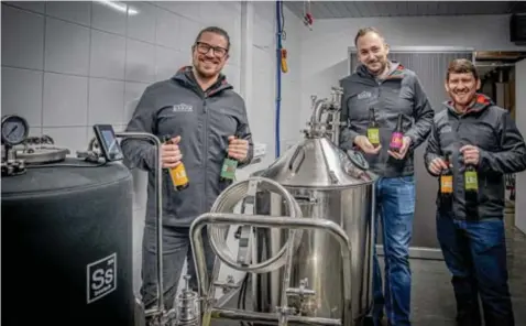  ?? FOTO ZAHRA BOUFKER ?? Bjorn Ruysen, Michaël Bynens en Jorn Vankrunkel­sven van brouwerij Barak stellen trots hun eerste biertjes voor met de naam LBG, een verwijzing naar Leopoldsbu­rg.