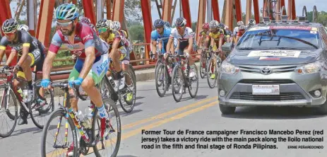  ?? ERNIE PEÑAREDOND­O ?? Former Tour de France campaigner Francisco Mancebo Perez (red jersey) takes a victory ride with the main pack along the Iloilo national road in the fifth and final stage of Ronda Pilipinas.