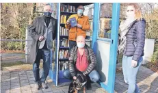  ?? FOTO: GS ?? Der Bücherschr­ank steht im Zentrum von Rahm: Jörg Löbe (v.l.), Norbert Broda, Ulrich Bartkowiak, Desiree Felz und Hündin Luna weihten ihn ein.