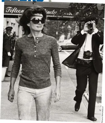  ?? A L L E L A G N O R : e r u t c i P ?? American princess: Jackie Kennedy was followed everywhere by the paparazzi