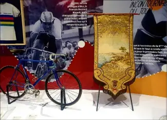  ?? (DR) ?? Le vélo utilisé en  par Bernard Hinault et l’immense bannière offerte par la Ville de Nice, en , à Octave Lapize, vainqueur en baie des Anges, en .