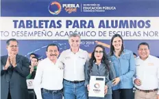  ??  ?? El gobernador Antonio Gali reiteró a los estudiante­s y maestros su compromiso de impulsar las acciones para capacitar a los profesores.