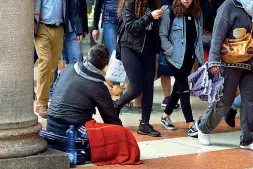  ??  ?? L’elemosina Clochard chiedono la carità sotto ai portici di piazza Duomo