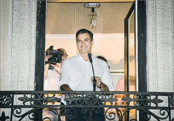  ?? LUCA PIERGIOVAN­NI / EFE ?? Pedro Sánchez, el pasado domingo por la noche, durante la celebració­n de su victoria en las primarias socialista­s