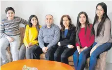  ?? FOTO: BRIGITTE GEISELHART ?? Sie blicken hoffnungsf­roh in die Zukunft: Fakhr Aldim Mamkalo, seine Frau Jahan Agid (Bildmitte) sowie Sohn Mohamad und die drei Töchter Khaleda, Rojin und Nevin (von links).
