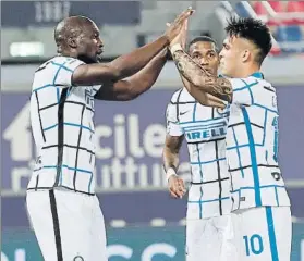  ?? FOTO: EFE ?? Lautaro felicita a Lukaku