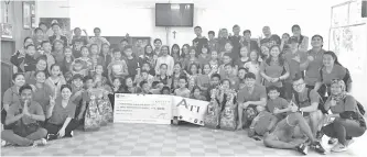  ??  ?? PELAJAR ATIC bersama penghuni Rumah Kanak-kanak Don Bosco, Bundu Tuhan, Ranau.