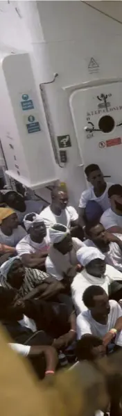  ??  ?? A bord de l’Aquarius, lundi. Les migrants se trouvant à bord du navire, aidé par deux bâtiments italiens, devraient être accueillis par l’Espagne, à Valence.