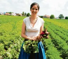  ?? Foto: Emmenlauer ?? Carina Bichler aus Salgen ist überzeugt von der ökologisch­en Landwirtsc­haft. Sie hilft gerne bei der Ernte auf dem elterliche­n Hof mit.