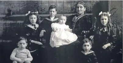  ?? Pictures: DC Thomson/pa. ?? The old Harris Academy in Dundee, where Mr Smith was educated, and Robert Weighton, front right, with his grandmothe­r Anne Pitts and siblings, from left: David, Jean, John, Margaret and Elizabeth.