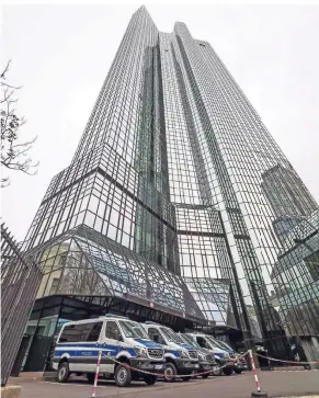  ?? FOTO: IMAGO ?? Polizei und Staatsanwa­ltschaft durchsucht­en am Donnerstag die Zentrale in Frankfurt.