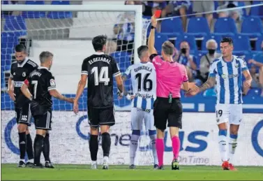  ??  ?? Sánchez Toca le muestra la tarjeta roja a Sierra tras consultar el VAR.