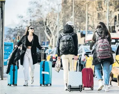  ?? XAVIER CERVERA ?? Turistes al centre de Barcelona aquest hivern