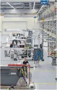  ?? FOTO: SEBASTIAN HEILEMANN ?? „Modernste Fabrik Europas“: Eine konstante Temperatur soll das Arbeiten in Chirons „Precision Factory“noch präziser und schneller machen.