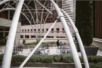  ?? Amy Osborne / The Chronicle 2015 ?? In a 2015 photo, Allegra Thomas takes a break from her nearby office to enjoy the tranquil rooftop terrace at 150 California St., one of the most accessible such spaces.