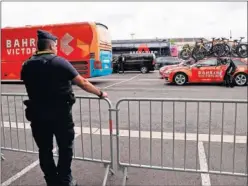  ??  ?? Un gendarme, delante del bus y de los vehículos del Bahrain.