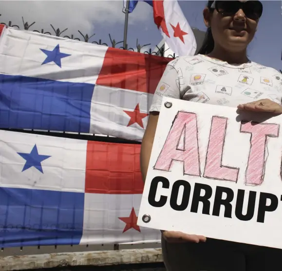 ??  ?? PROTESTER. ”Stoppa korruption­en”, är budskapet från den här demonstran­ten, som i mars i år protestera­de mot Panamas ex-president Ricardo Martinelli.