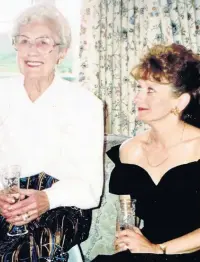  ??  ?? ●● Loraine Platt (right) with her late mum Irene Marshall