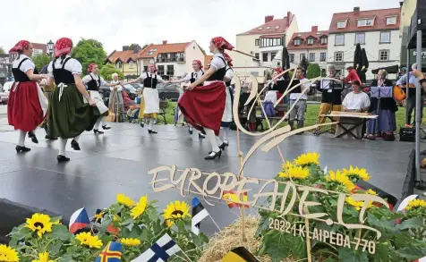  ?? UWE- JENS IGEL ( 3) ?? Die Stimmung auf der Europeade ist ausgelasse­n, als die belgische Gruppe tanzt.