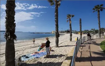  ?? (Photo Frank Muller) ?? Serviettes et baigneurs étaient de retour sur les deux plages bandolaise­s.