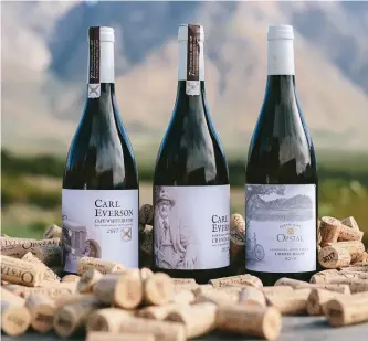  ??  ?? Attie Louw van Opstal-landgoed maak ’n verskeiden­heid Chenin blanc-wyne in ’n poging om te wys hoe veelsydig die kultivar op die vlak van gehaltewyn is.