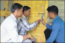  ?? AQIL KHAN/HT ?? Officials sealing a hotel at Kasol on Tuesday.