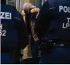  ?? FOTO: MARCUS SCHEIDEL ?? Die Festnahme in der Erfurter Innenstadt