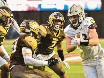  ?? APRIL GAMIZ/THE MORNING CALL PHOTOS ?? Allentown Central Catholic’s Israul Diaz runs the ball against Bethlehem Catholic’s Antonio Ramos-Dobbins and Robert Williams during the District 11 Class 4A football final Saturday in Whitehall.