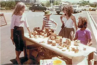  ??  ?? Nita Knight, left, Cathy Brosnahan and the late Alan Stanton at the market’s first Nelson site at Millers Acre in 1979.