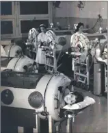  ?? CEDOC PERFIL ?? POLIO, 1956. Miles enfermaron en Argentina antes de la vacuna.
Pulmotores en un hospital.