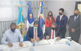  ?? FE ?? Enrique García (izq.), Yerik Shamir Pérez y Junior Noboa durante la firma del acuerdo.