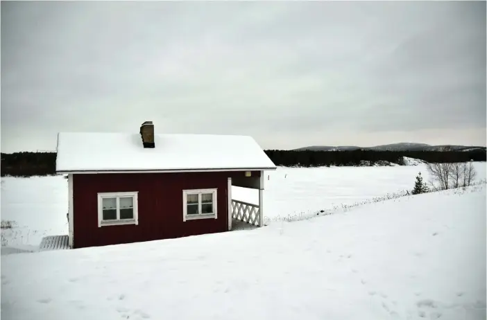  ??  ?? Det tunna snötäcket och de svaga isarna i västra Enare försvårar utfärder med hund- och renspann.