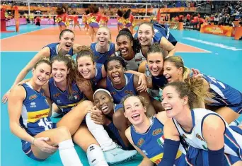  ??  ?? L’italia festeggia dopo la sofferta vittoria al tie break con la Cina nella semifinale del mondiale femminile in Giappone