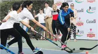  ??  ?? Prime Minister Justin Trudeau, his wife Sophie Grégoire Trudeau, right, and son Xavier watch with Hayley Wickenheis­er as the Indian women’s ice-hockey team play ball hockey at the Canadian High Commission in New Delhi on Saturday.