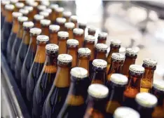  ?? Foto: Uli Deck, dpa ?? Jahrelang mussten Verbrauche­r für Bier zu viel bezahlen, weil Brauereien ihre Preis erhöhungen abgesproch­en hatten. Dagegen vorzugehen ist eine Aufgabe des Kartell amts. Dieses wird jetzt 60 Jahre alt.