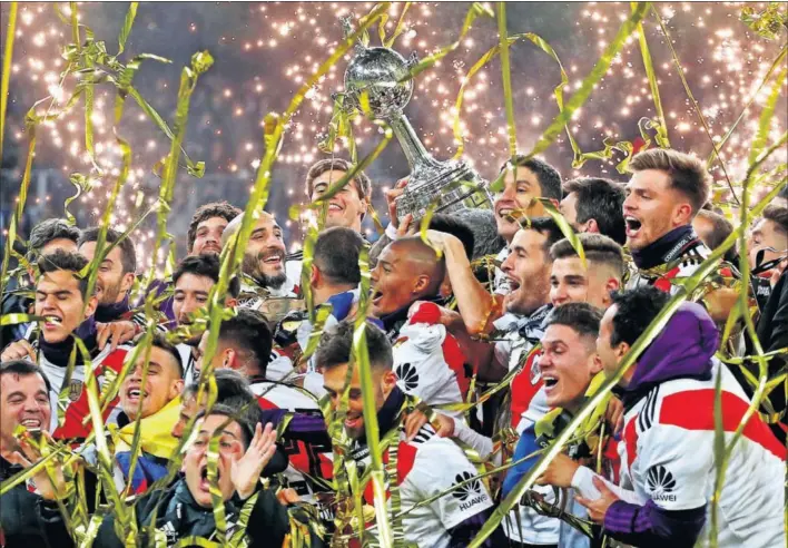  ?? / SERGIO PÉREZ (REUTERS) ?? Los jugadores de River levantan el trofeo como campeones de la Copa Libertador­es.