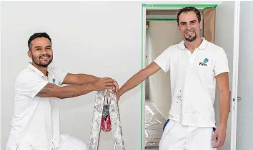  ?? 20MIN/ZANGGER ?? Andrés Suárez und Geschäftsf­ührer Christoph Wyss vom Malergesch­äft Wyss.