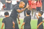  ?? ARIJIT SEN/HT ?? On his visit to Mumbai on Wednesday, Thierry Henry charmed with his footwork, action and his words.