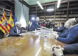  ?? LAURA TRIVES ?? El delegado del Gobierno, Fernando Beltrán, dialoga con las organizaci­ones.