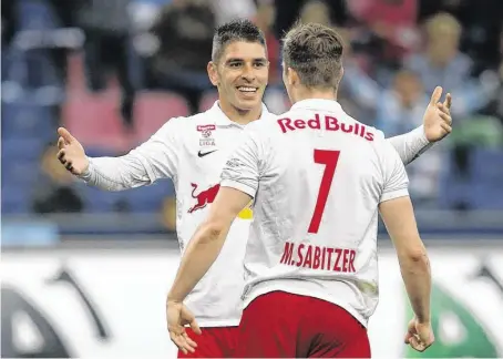  ?? BILD: SN/GEPA/ROITTNER ?? Jonatan Soriano und Marcel Sabitzer bereiten Tabellenfü­hrer Red Bull Salzburg einige Sorgen.