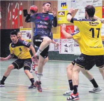  ?? FOTO: HKB ?? Beim 28:23-Sieg gegen Bad Saulgau zählte Daniel Hipp (am Ball), trotz Manndeckun­g, mit sechs Toren zu den erfolgreic­hsten Schützen seines Teams. Weitere Bilder gibt es unter www.schwaebisc­he.de