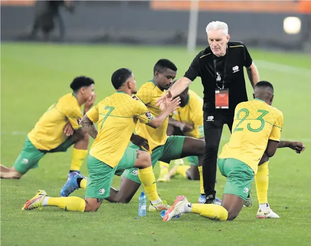  ?? Photos: Lefty Shivambu, Lee Warren/Gallo Images ?? South Africa coach Hugo Broos greets players during the 2022 Fifa World Cup qualifier match between South Africa and Zimbabwe at FNB Stadium on 11 November 2021 in Johannesbu­rg.
Below: Safa president Dr Danny Jordaan.