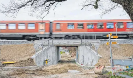  ?? FOTO: ANDY HEINRICH ?? Erstrahlt in neuem Glanz: die Bahnbrücke am Kressbronn­er Grenzweg.