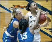  ?? MICHAEL THOMAS — THE ASSOCIATED PRESS ?? Michigan’s Naz Hilmon, right, goes up for a shot against Florida Gulf Coast’s Tyra Cox and Emma List during the Wolverines’ first-round, NCAA Tournament win Sunday.